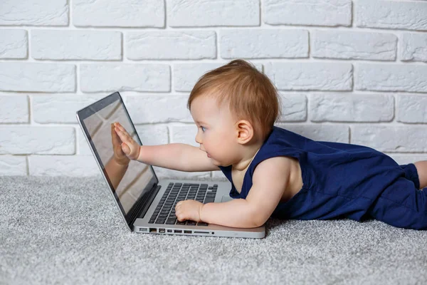 Bambino Piccolo Mesi Una Tuta Cotone Blu Siede Con Computer — Foto Stock