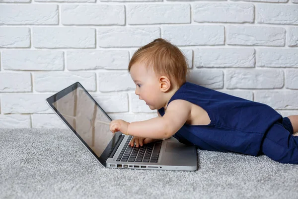 Bambino Piccolo Mesi Una Tuta Cotone Blu Siede Con Computer — Foto Stock