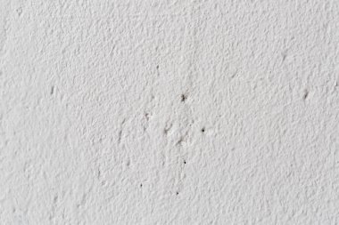 Duvardaki beyaz macun dokusu, dairedeki tamir sahnesi, duvarları boyamaya hazırlamak.