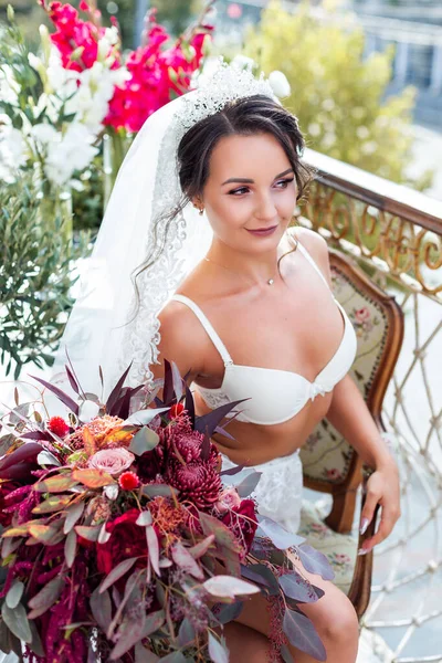 Een Mooie Jonge Vrouw Prachtige Lingerie Staat Het Balkon Van — Stockfoto