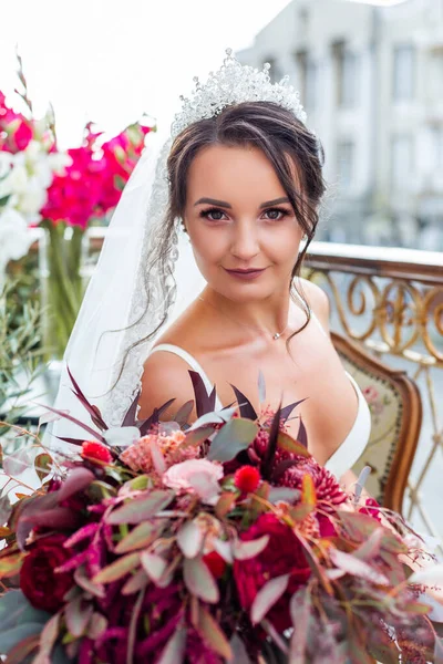 아름답고 아름다운 란제리를 건물의 발코니에 아름다운 꽃다발을 결혼식 날이른 — 스톡 사진