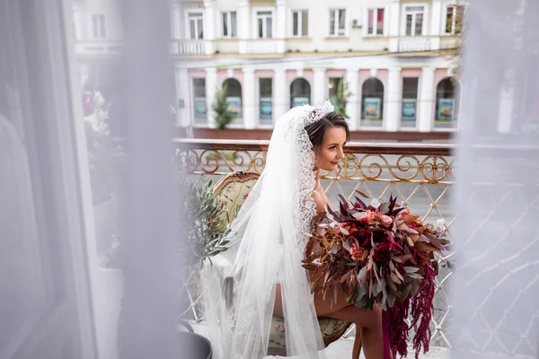 Vacker Ung Kvinna Utsökta Underkläder Står Balkongen Flervåningshus Och Håller — Stockfoto