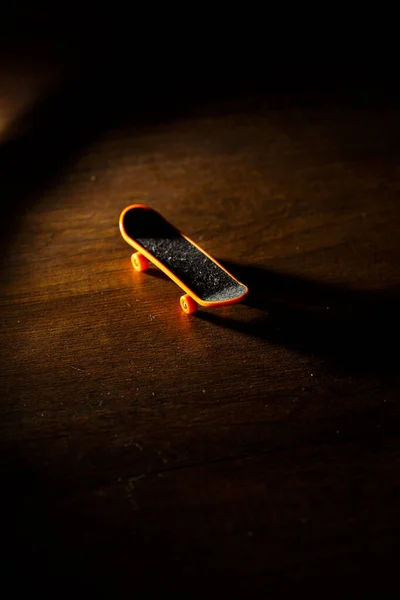 Een Skateboard Staat Een Houten Achtergrond Speelgoed Voor Ontwikkeling Van — Stockfoto