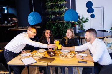 Genç tasarımcılar öğle yemeğinde ortaklarıyla yeni proje fikirlerini tartışıyor. İşadamları ofiste yeni bir iş projesini tartışıyorlar..