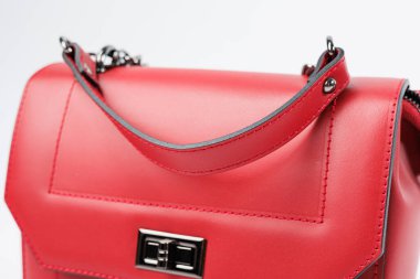 Beyaz izole bir arka planda bronz işlemeli yeni kadın kırmızı çantası. Yeni deri çanta koleksiyonu