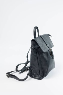 Siyah sırt çantası, kadın çantası, gri kadın sırt çantası. Kadın çantası beyaz arka planda izole edilmiş. Çanta beyaz bir arkaplanda izole edilmiş..