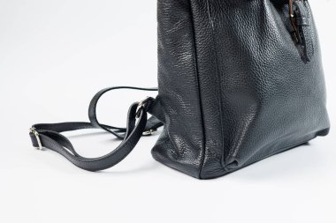 Siyah sırt çantası, kadın çantası, gri kadın sırt çantası. Kadın çantası beyaz arka planda izole edilmiş. Çanta beyaz bir arkaplanda izole edilmiş..