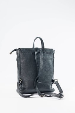 Siyah sırt çantası, kadın çantası, gri kadın sırt çantası. Kadın çantası beyaz arka planda izole edilmiş. Çanta beyaz bir arkaplanda izole edilmiş..