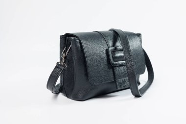 Beyaz arka planda küçük siyah deri kadın çantası. Hanımın çantası.