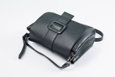 Beyaz arka planda küçük siyah deri kadın çantası. Hanımın çantası.