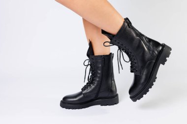 Gerçek deriden yapılmış kadınların siyah bahar çizmeleri çıplak ayakla giyilir.