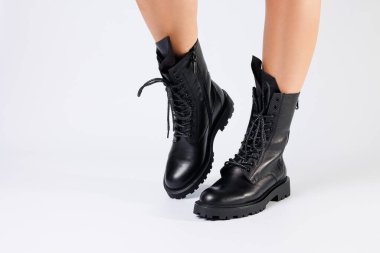 Gerçek deriden yapılmış kadınların siyah bahar çizmeleri çıplak ayakla giyilir.