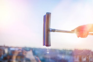 Yüksek binalarda pencere temizliği, fırçalı evler. Pencere temizleme fırçası. Çok katlı bir binanın büyük penceresi, temizlik servisi. Toz temizleme ve cam yıkama..