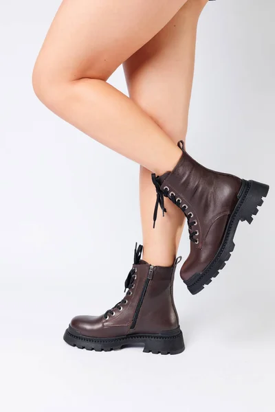 女性の足の上に本革で作られた女性の茶色の春のブーツ 女性のブーツの新しいコレクション2022 — ストック写真