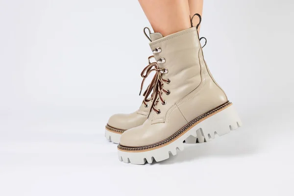 Bottes Printemps Blanches Pour Femmes Cuir Véritable Sont Portés Sur — Photo