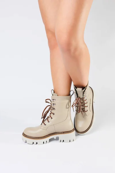 本革で作られた女性用ホワイトのスプリングブーツは 女性の足に装着されています 女性のブーツの新しいコレクション2022 — ストック写真
