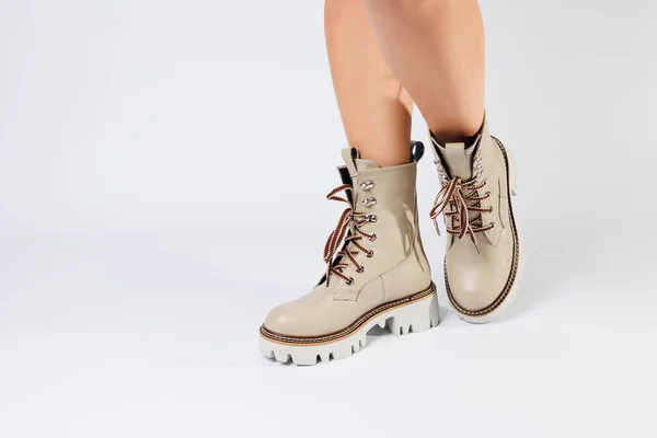 Bottes Printemps Blanches Pour Femmes Cuir Véritable Sont Portés Sur — Photo