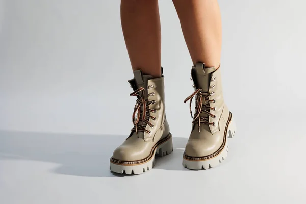 Bottes Printemps Blanches Pour Femmes Cuir Véritable Sont Portés Sur — Photo