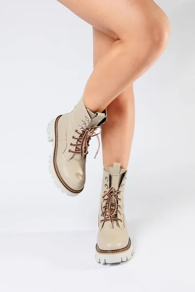 本革で作られた女性用ホワイトのスプリングブーツは 女性の足に装着されています 女性のブーツの新しいコレクション2022 — ストック写真
