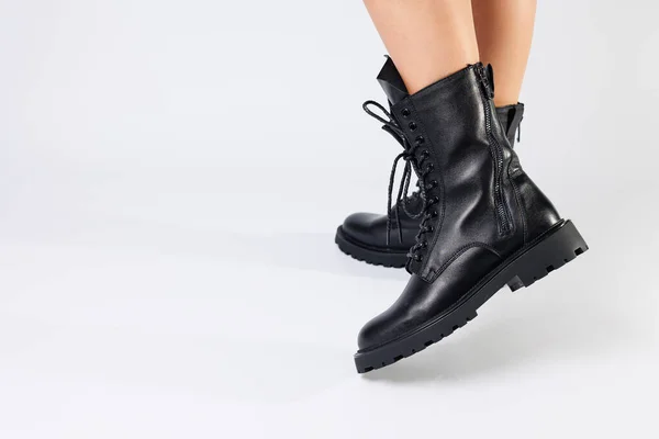 Vrouwen Zwarte Lente Laarzen Gemaakt Van Echt Leer Zijn Gekleed — Stockfoto