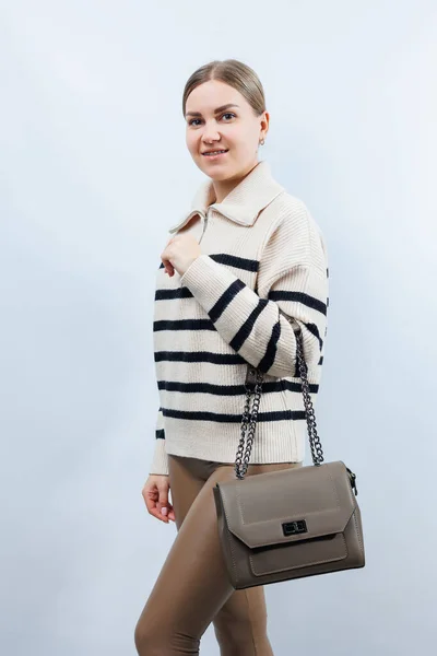 Bolso Pequeño Cuero Beige Una Mano Femenina Sobre Fondo Blanco — Foto de Stock