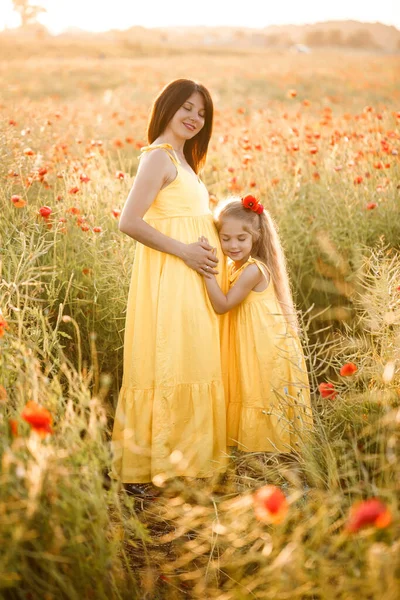 Uma Jovem Grávida Com Sua Filha Vestidos Amarelos Está Campo — Fotografia de Stock