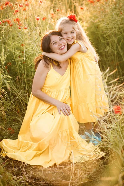 Mladá Těhotná Žena Svou Dcerou Žlutých Šatech Stojí Makovém Poli — Stock fotografie