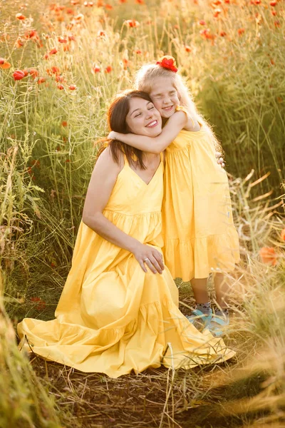 Μια Νεαρή Έγκυος Γυναίκα Την Κόρη Της Κίτρινα Φορέματα Στέκεται — Φωτογραφία Αρχείου