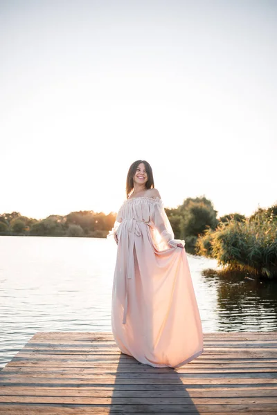 Uma Jovem Grávida Vestido Chiffon Fica Cais Junto Rio Contra — Fotografia de Stock