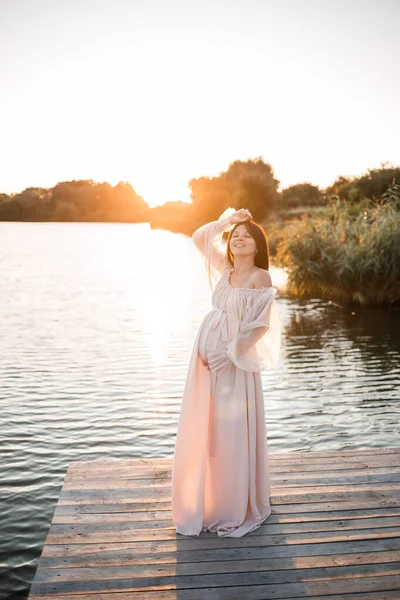 Una Giovane Donna Incinta Abito Chiffon Trova Molo Vicino Fiume — Foto Stock