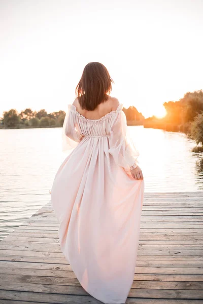 Een Jonge Zwangere Vrouw Een Delicate Jurk Bij Rivier Met — Stockfoto