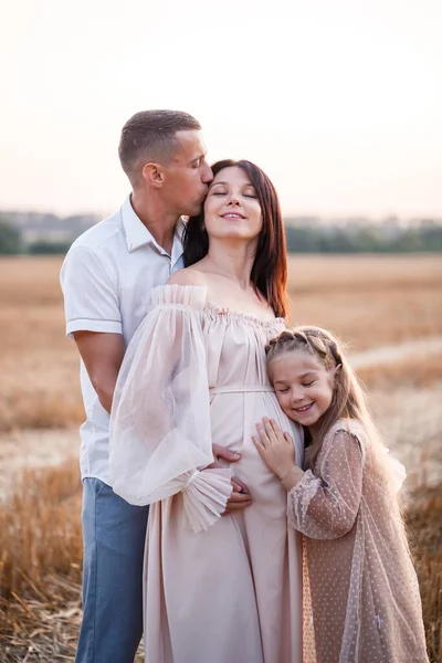 Jonge Zwangere Vrouw Met Haar Dochter Echtgenoot Gelukkig Gezin Knuffelend — Stockfoto