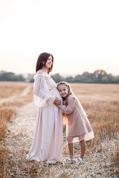 Mladá Těhotná Žena Svou Dcerou Šťastná Rodina Objímající Zlatém Poli — Stock fotografie