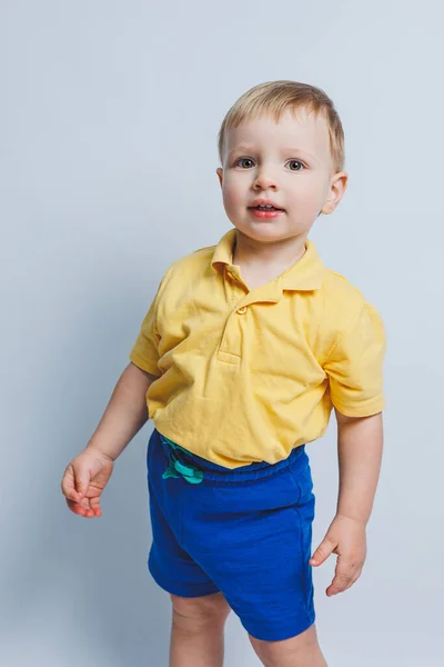 Little Boy Years Old Yellow Shirt Blue Shorts Boy Sports — Stock Photo, Image