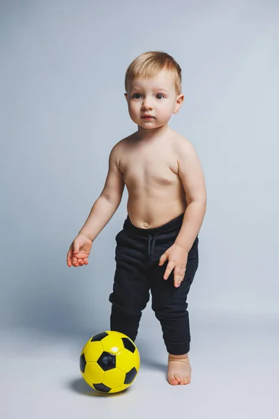 Ventilador Sosteniendo Una Pelota Fútbol Sus Manos Aislado Sobre Fondo —  Fotos de Stock