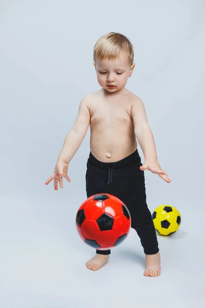 Ventilador Sosteniendo Una Pelota Fútbol Sus Manos Aislado Sobre Fondo —  Fotos de Stock