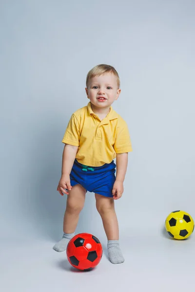 Chico Fanático Sosteniendo Una Pelota Fútbol Sus Manos Aislado Sobre —  Fotos de Stock