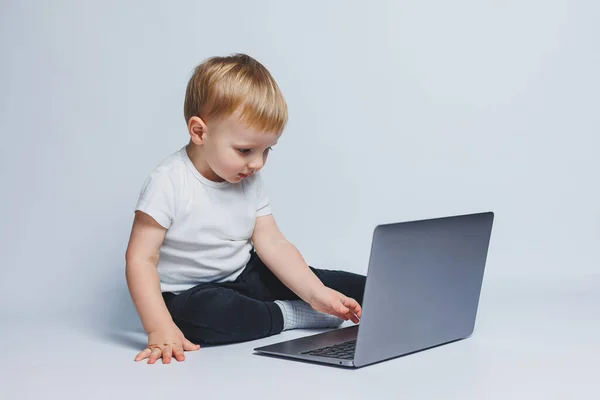 Niño Años Sienta Con Portátil Sobre Fondo Blanco Niño Con — Foto de Stock