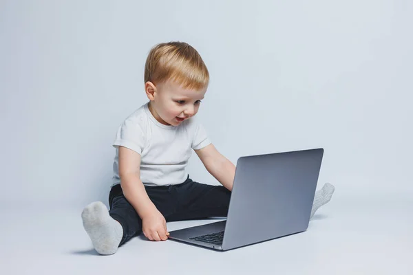 Bambino Anni Siede Con Computer Portatile Uno Sfondo Bianco Bambino — Foto Stock