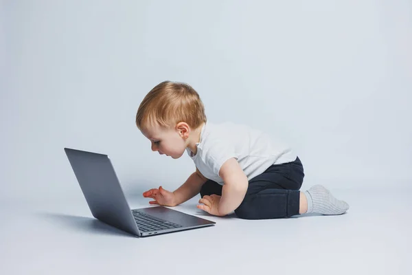 Pequeño Niño Inteligente Años Edad Sienta Con Una Computadora Portátil — Foto de Stock