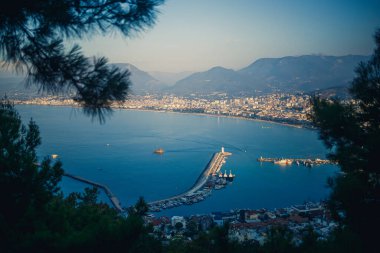 Güneşli ülke manzarası, Türkiye kıyı şeridi, Alanya kenti