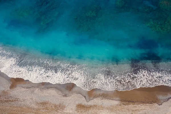 蔚蓝的海水和沙滩映衬下的海滨尽收眼底 地中海与海岸线的航拍照片 夏天美丽的大海 由一架无人驾驶飞机拍摄 — 图库照片
