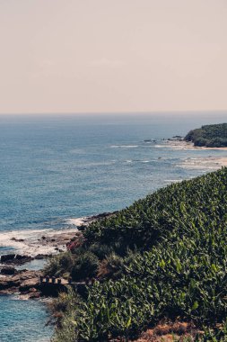 Gök mavisi su dalgalarıyla Akdeniz manzarası. Yaz deniz manzarası. Güneşli havalarda deniz kenarında. Güzel deniz manzarası