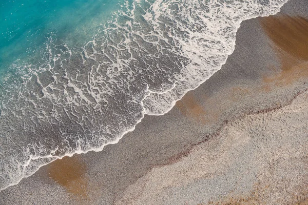 蔚蓝的海水和沙滩映衬下的海滨美景 从空中俯瞰有海岸线的中地球海 夏天美丽的热带海 被无人驾驶飞机射中 — 图库照片