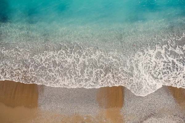 蔚蓝的海水和沙滩映衬下的海滨美景 从空中俯瞰有海岸线的中地球海 夏天美丽的热带海 被无人驾驶飞机射中 — 图库照片