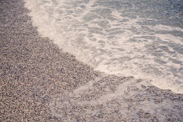 地中海沿岸的海滩上涌现出碧绿的水波 夏日海风有选择的重点 — 图库照片