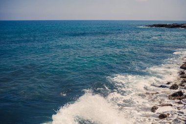 Güneşli bir yaz gününde deniz dalgalarının güzel manzarası. Sorunlu Deniz. Yüksek kalite fotoğraf