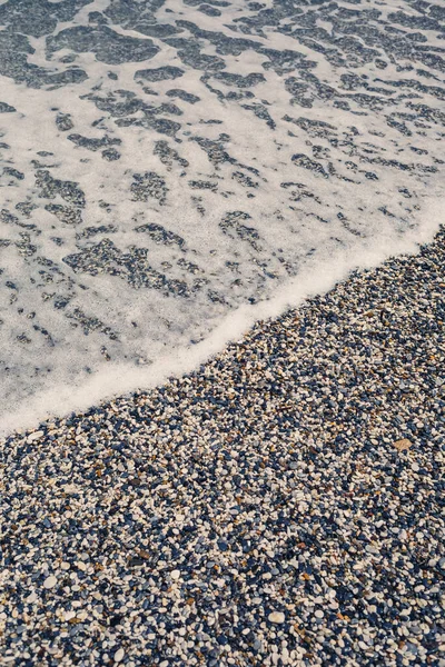 地中海沿岸的海滩上涌现出碧绿的水波 夏日海风 — 图库照片