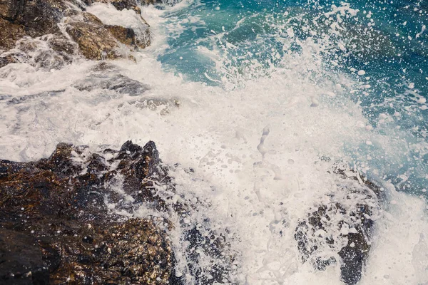 蓝色地中海的美丽景色 光闪闪的岩石 浪花飞溅的浪花 海浪冲向岸边的岩石 — 图库照片