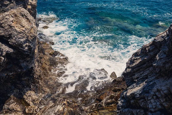 Prachtig Uitzicht Blauwe Middellandse Zee Zonnige Rotsen Golven Met Schuim — Stockfoto